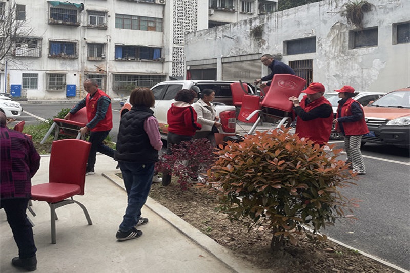 我為群眾辦實事||黨建引領(lǐng)送溫暖，愛心座椅進社區(qū)
